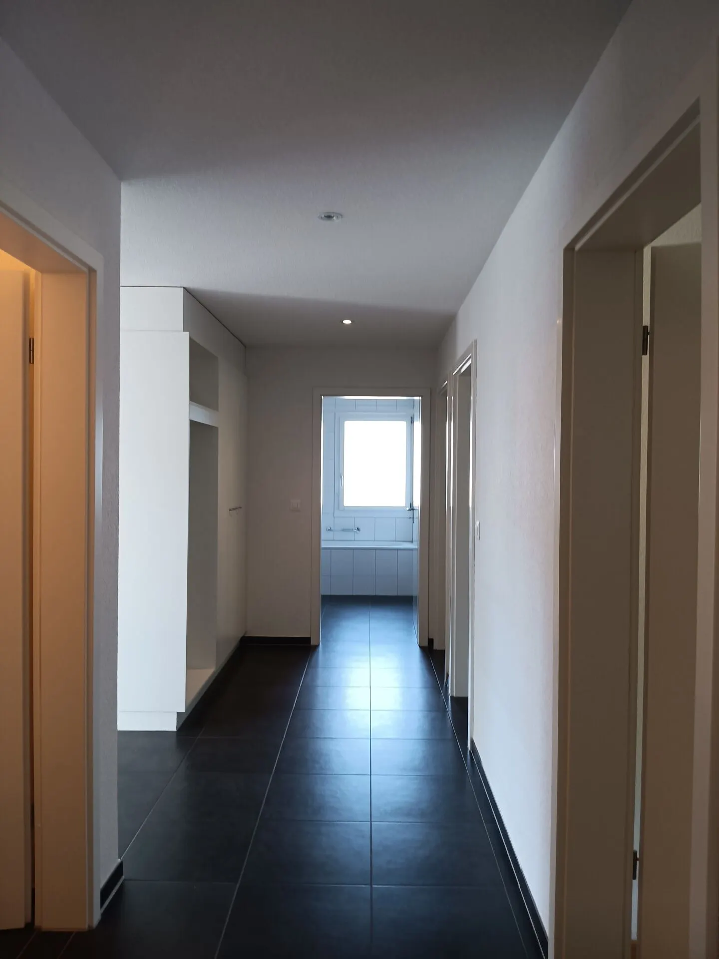 Ampio, moderno appartamento con balcone - Foto 9 di 16