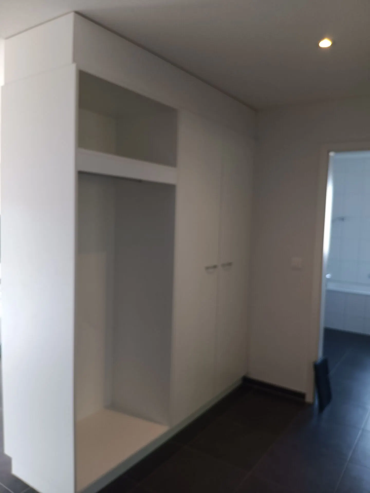 Ampio, moderno appartamento con balcone - Foto 10 di 16