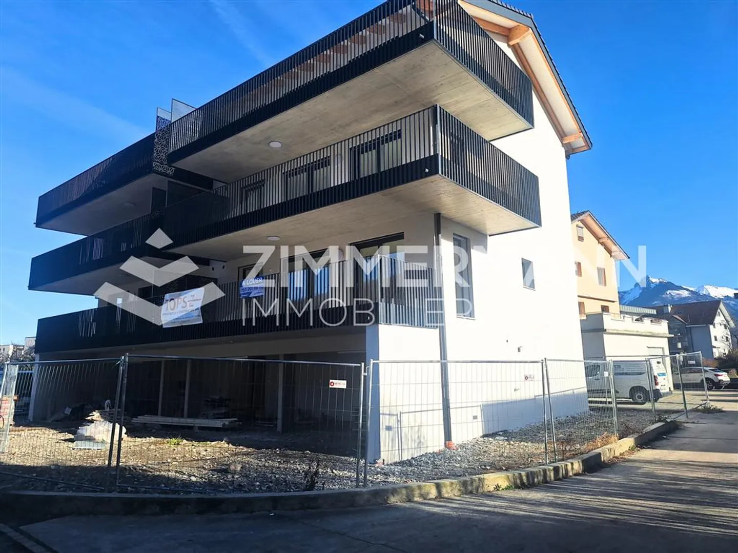 Charming Apartment with Balcony - Photo 2 of 10