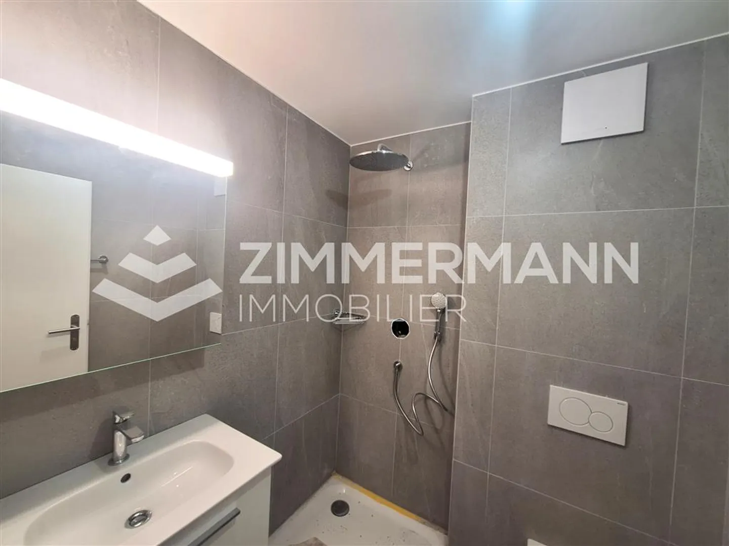 Charming Apartment with Balcony - Photo 3 of 10