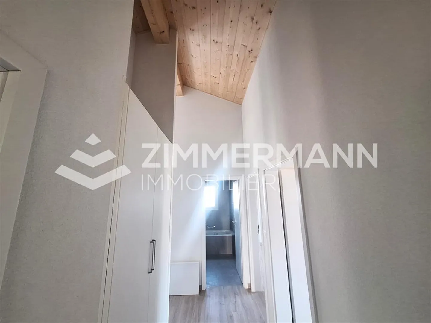 Charming Apartment with Balcony - Photo 7 of 10