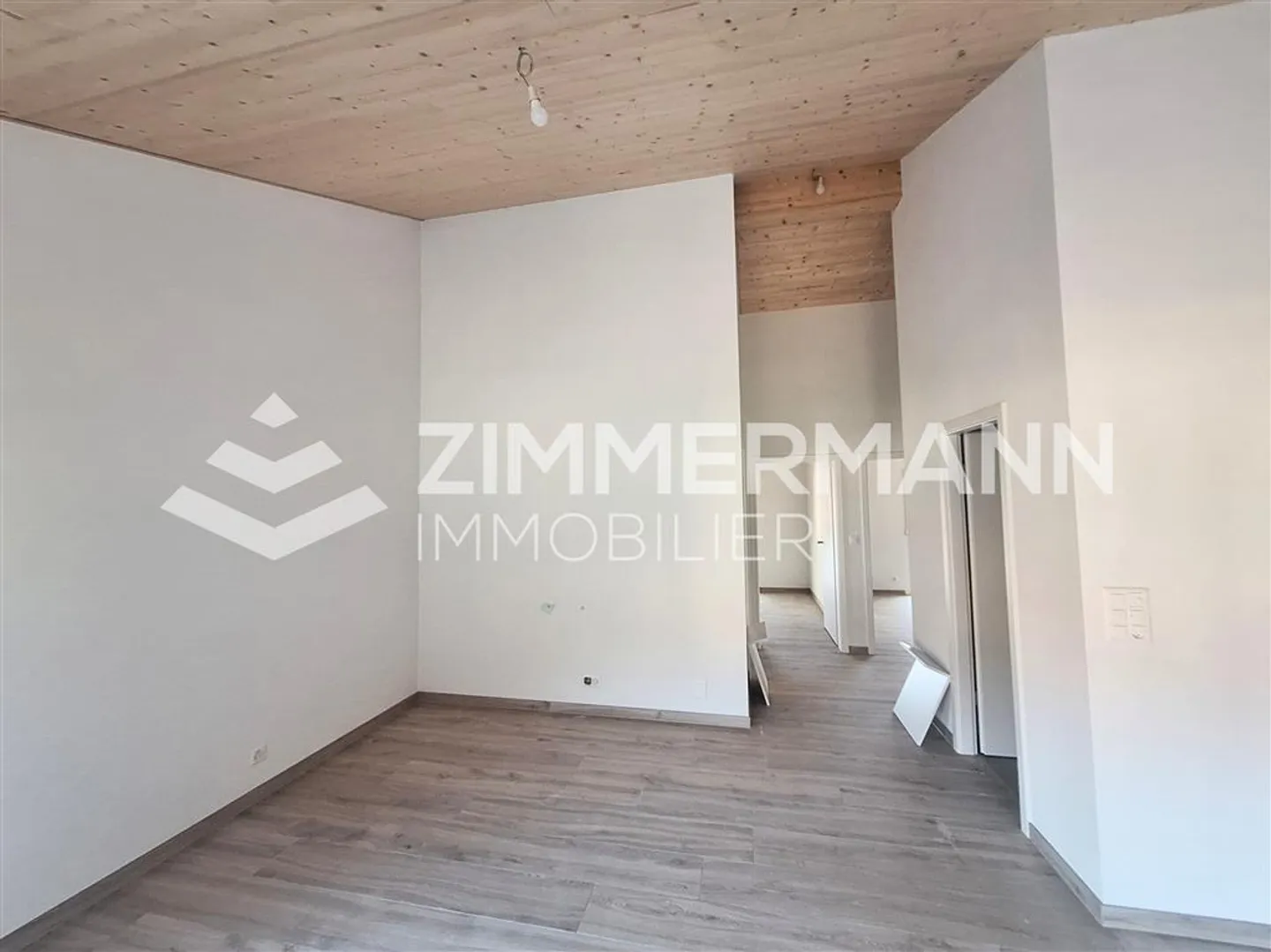 Charming Apartment with Balcony - Photo 8 of 10