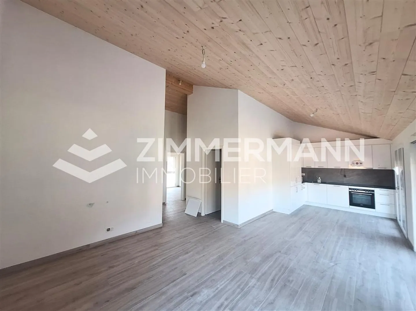 Charming Apartment with Balcony - Photo 9 of 10