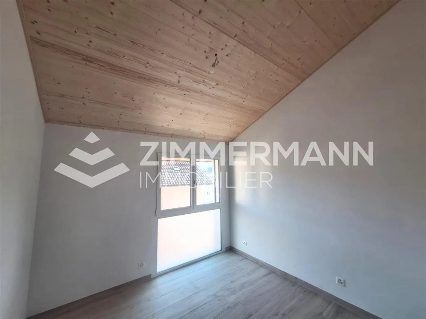 Charming Apartment with Balcony - Photo 5 of 10