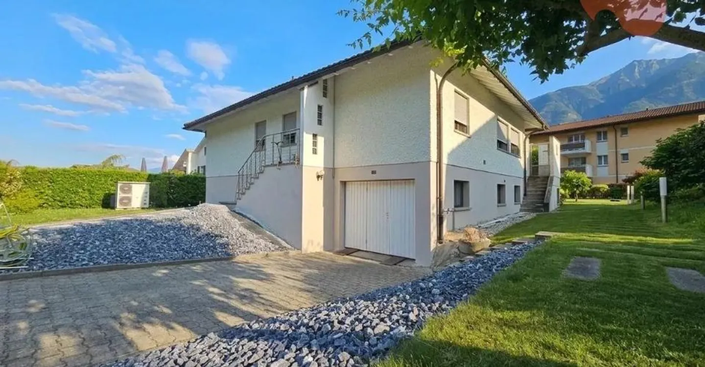 Magnificent 6.5 Room Villa with Workshop and Large Garage - Photo 1 of 9