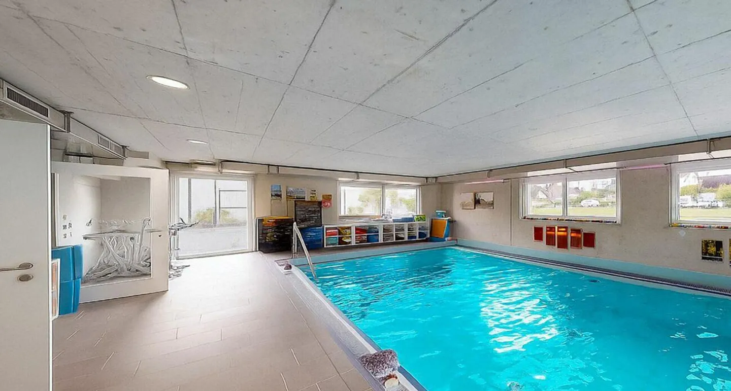 Edificio commerciale con piscina in affitto - Foto 1 di 27