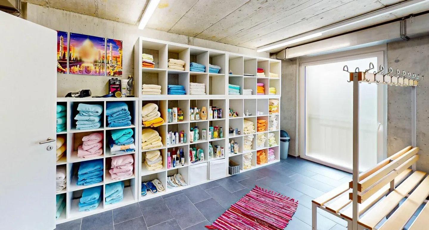 Edificio commerciale con piscina in affitto - Foto 10 di 27