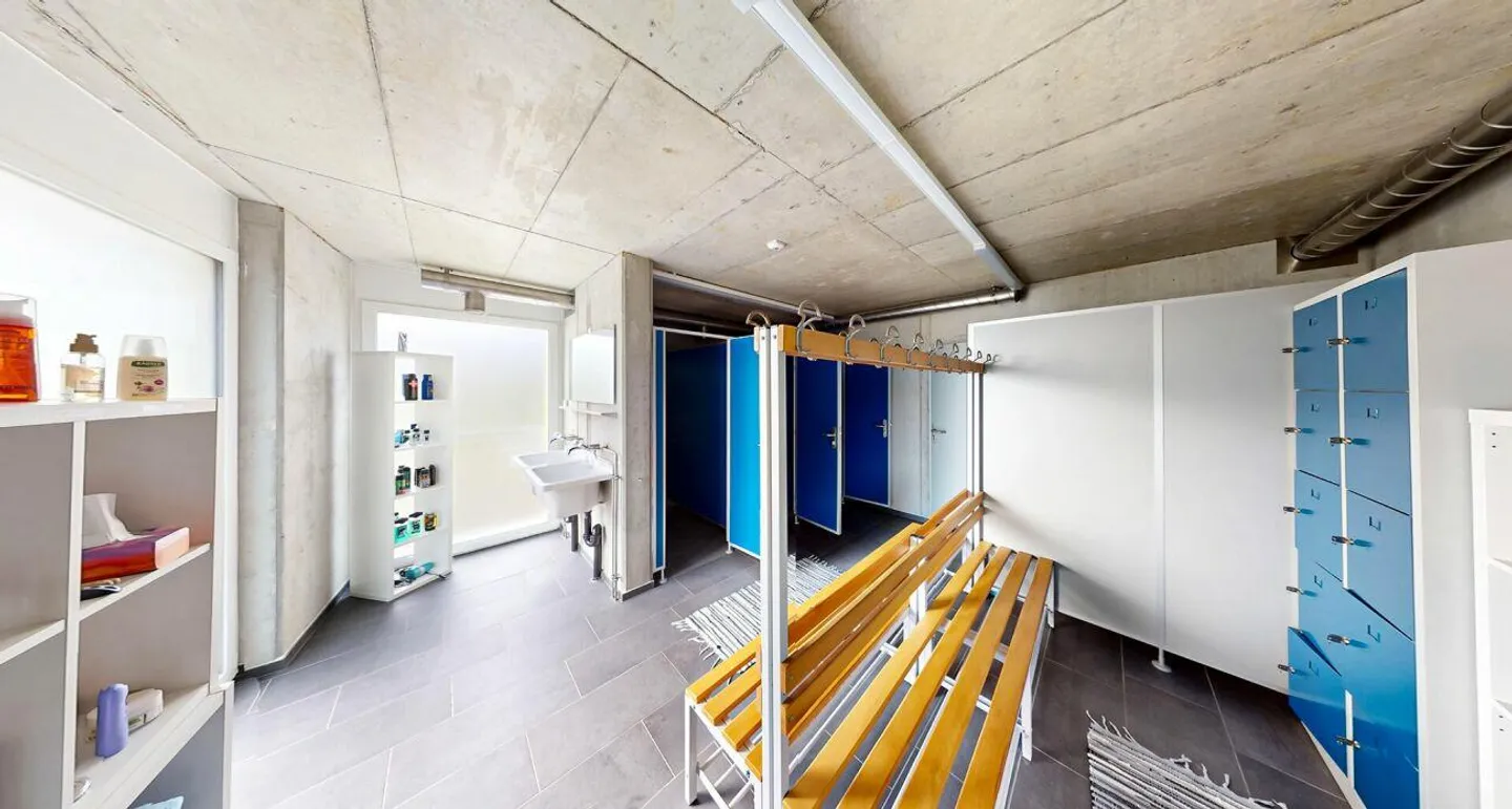 Edificio commerciale con piscina in affitto - Foto 12 di 27