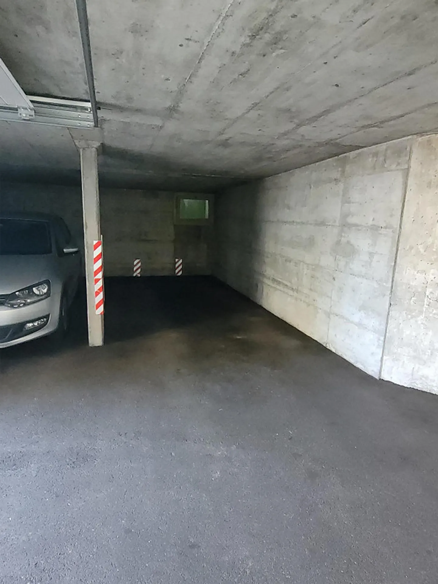 Place de parking à louer, à 10 minutes à pied de la gare de Thun - Photo 1 sur 3