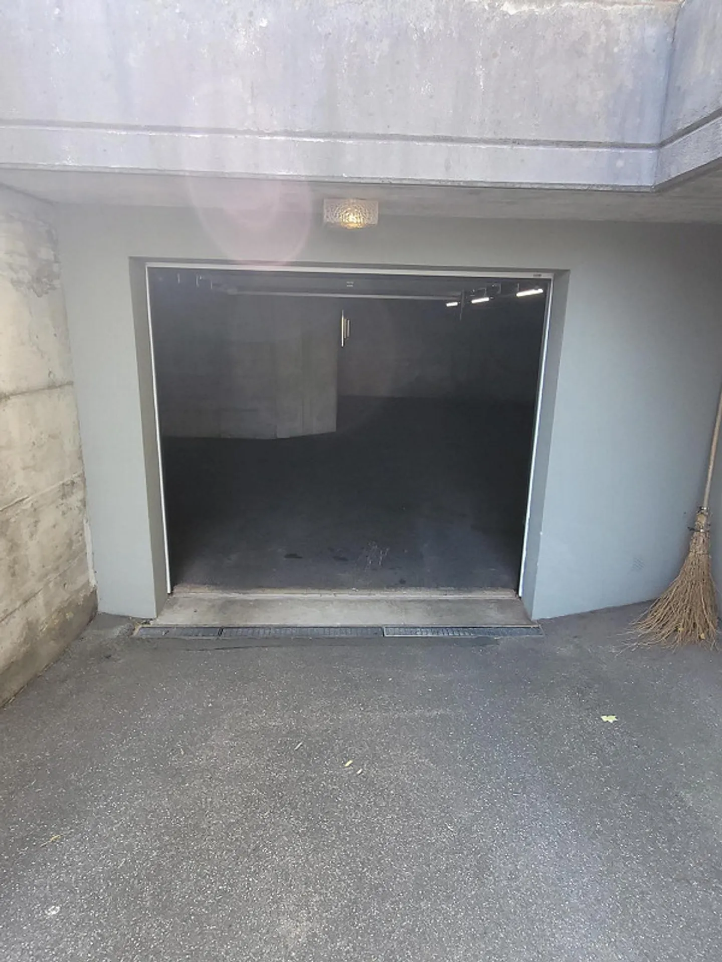 Place de parking à louer, à 10 minutes à pied de la gare de Thun - Photo 2 sur 3