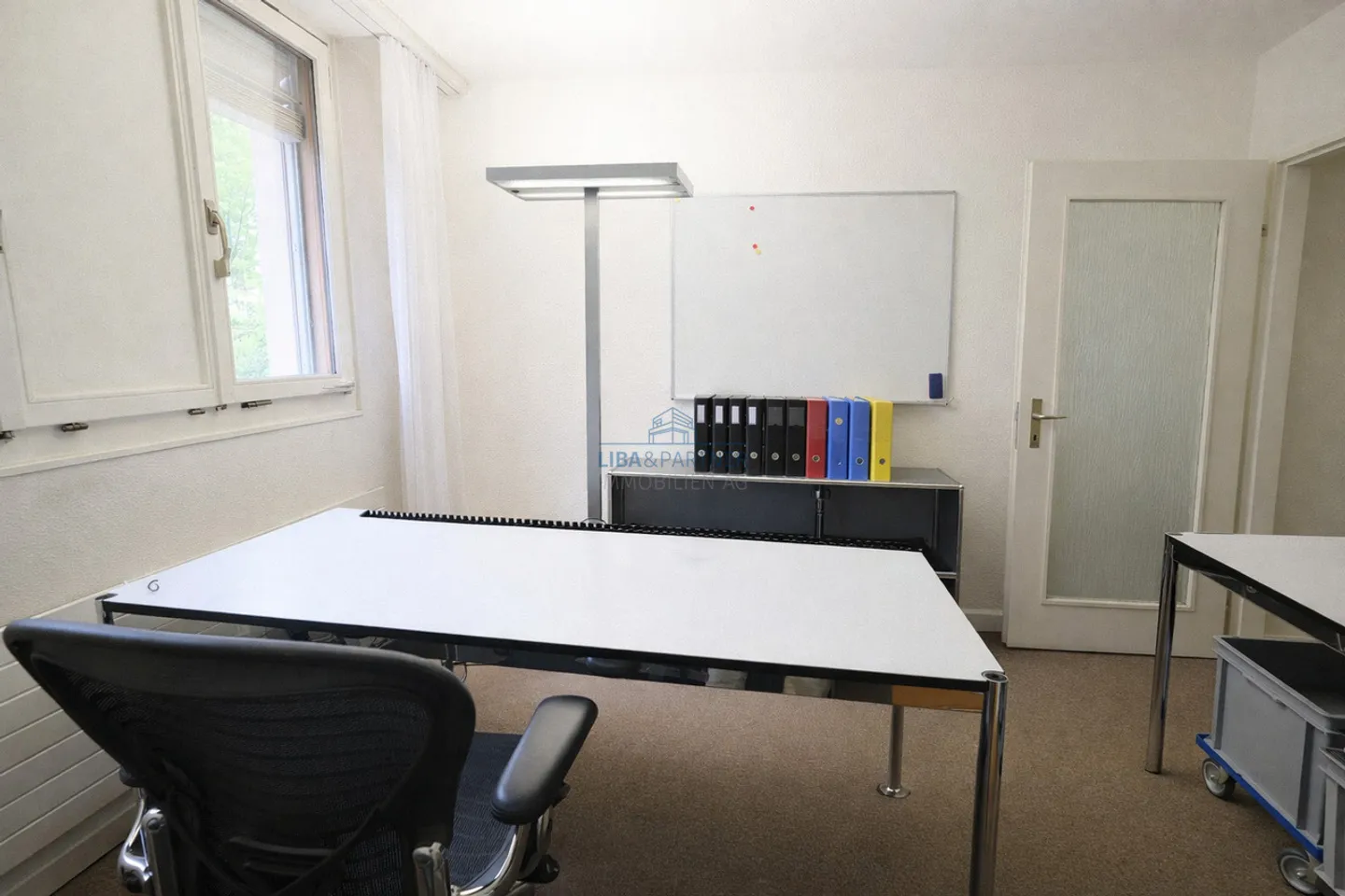 Helle Bürofläche mit Gartenblick - Foto 7 von 8
