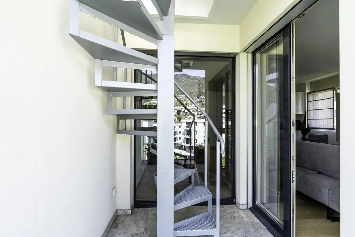 MODERNES UND HELLER PENTHOUSE MIT 3,5 ZIMMERN UND PANORAMATERRASSE - Foto 4 von 13