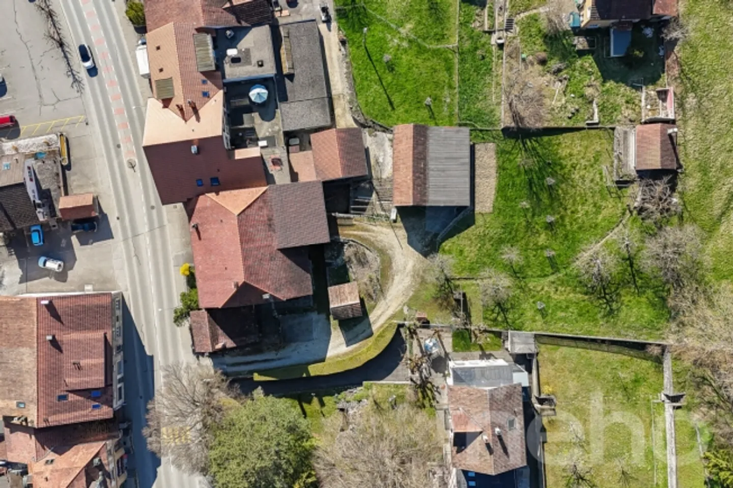 «Magnifica fattoria con fienile convertibile e terreno edificabile a Court» - Foto 2 di 13