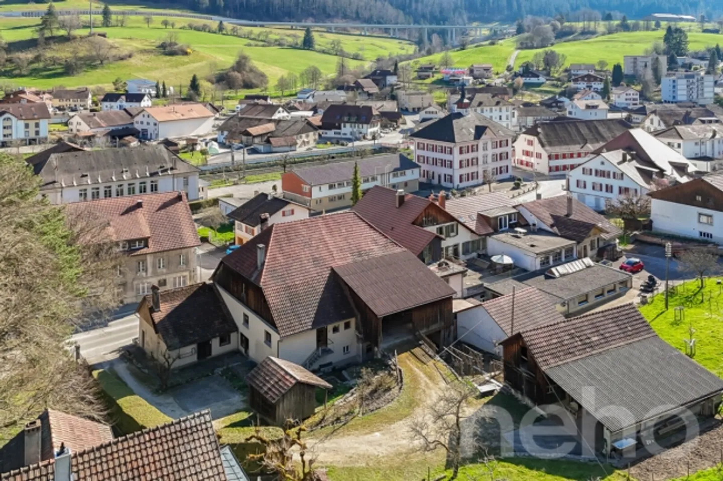 «Magnifica fattoria con fienile convertibile e terreno edificabile a Court» - Foto 3 di 13