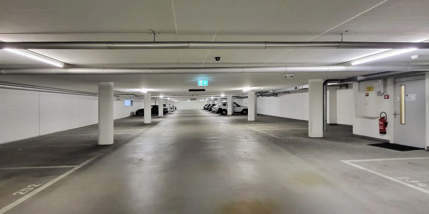 Private Einstellhalle für 50 Fahrzeuge - Foto 2 von 4
