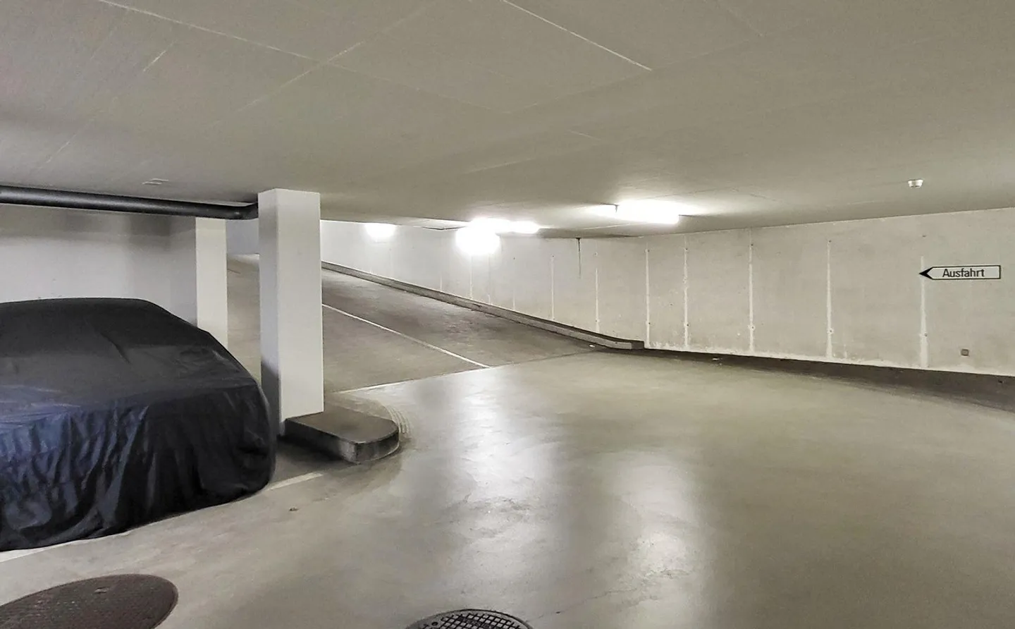 Private Einstellhalle für 50 Fahrzeuge - Foto 3 von 4