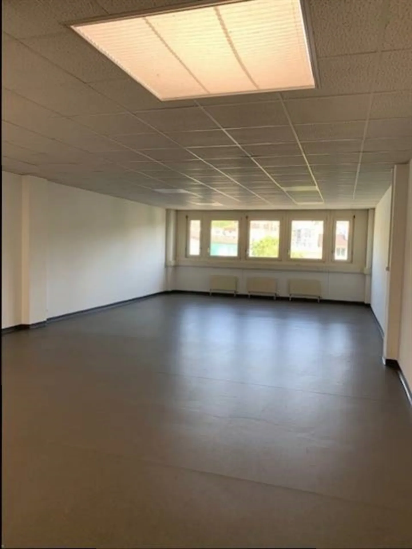 Espaces abordables à partir de 64 m2, près de l'autoroute - Photo 3 sur 5