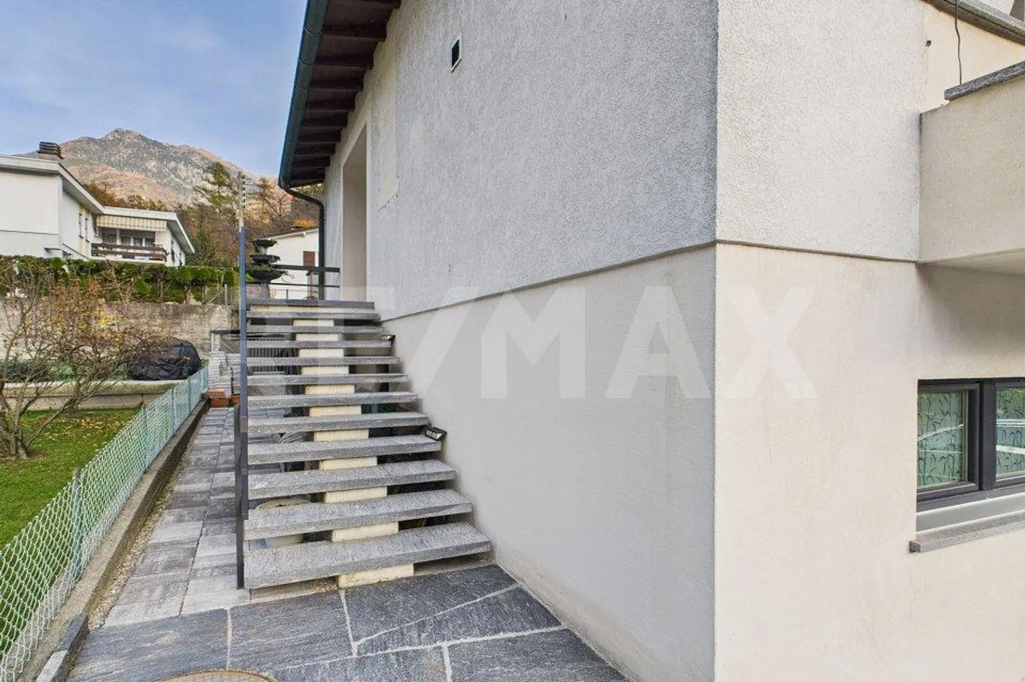 Maison bifamiliale entièrement rénovée et spacieuse avec grand espace extérieur - Photo 4 sur 13