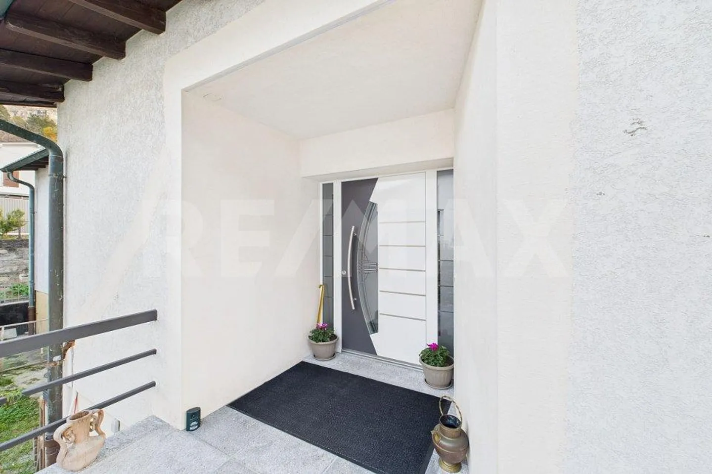 Maison bifamiliale entièrement rénovée et spacieuse avec grand espace extérieur - Photo 5 sur 13