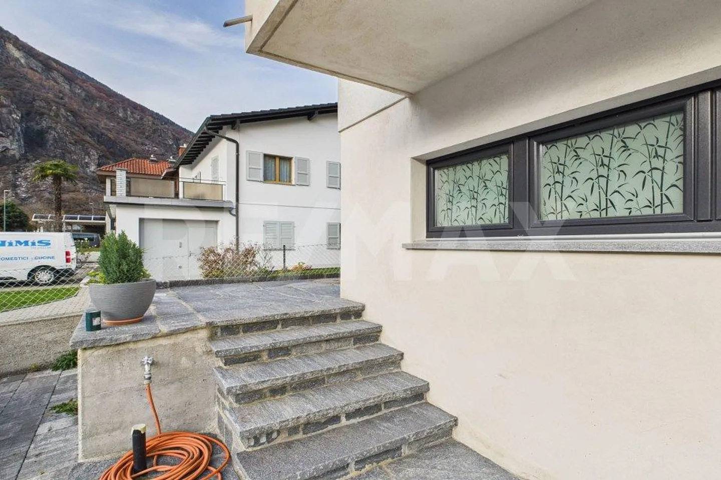 Maison bifamiliale entièrement rénovée et spacieuse avec grand espace extérieur - Photo 3 sur 13