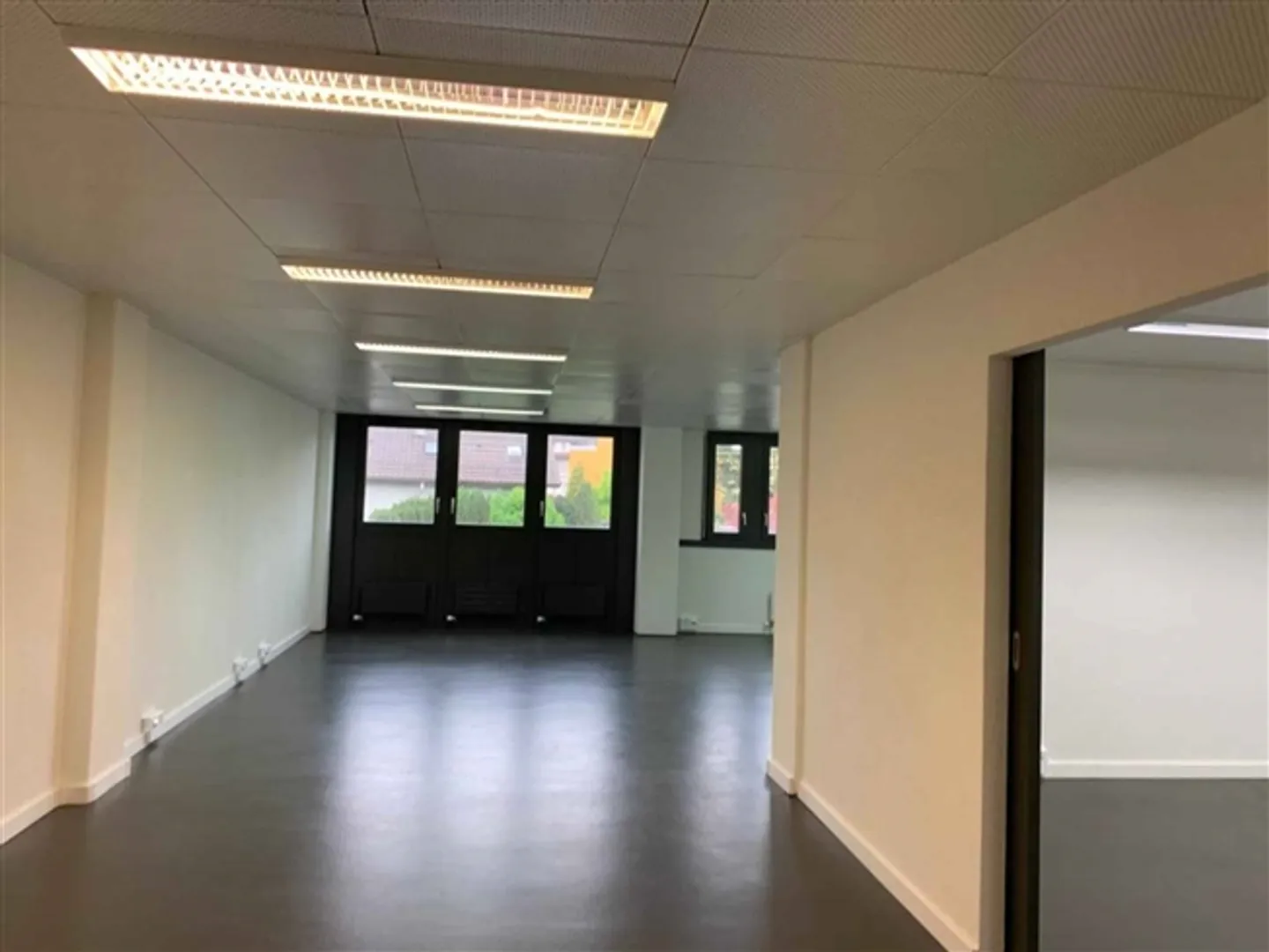 Espaces abordables à partir de 64 m2, près de l'autoroute - Photo 5 sur 5