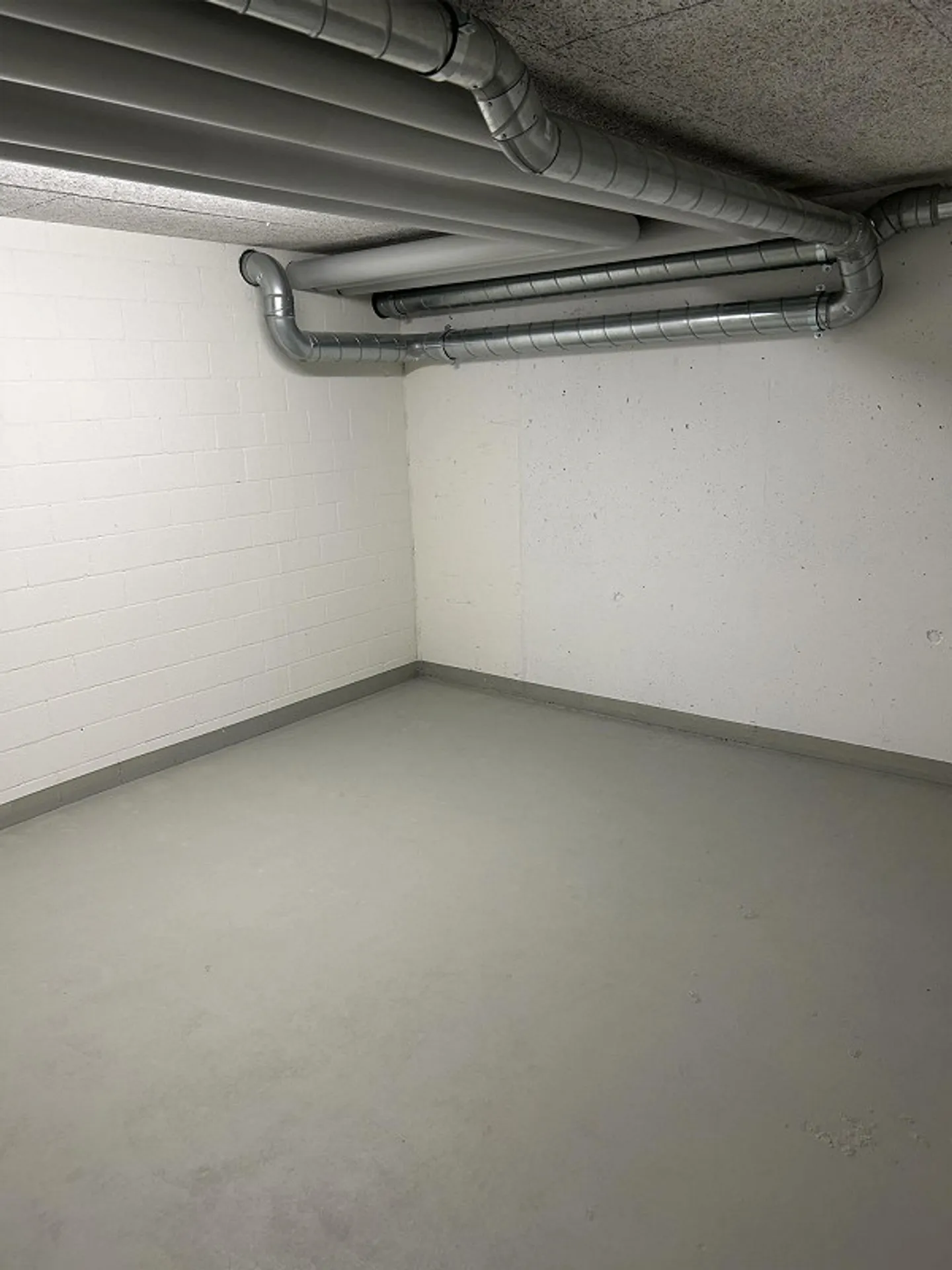 Espace disponible / Salle de stockage à louer - Photo 2 sur 2