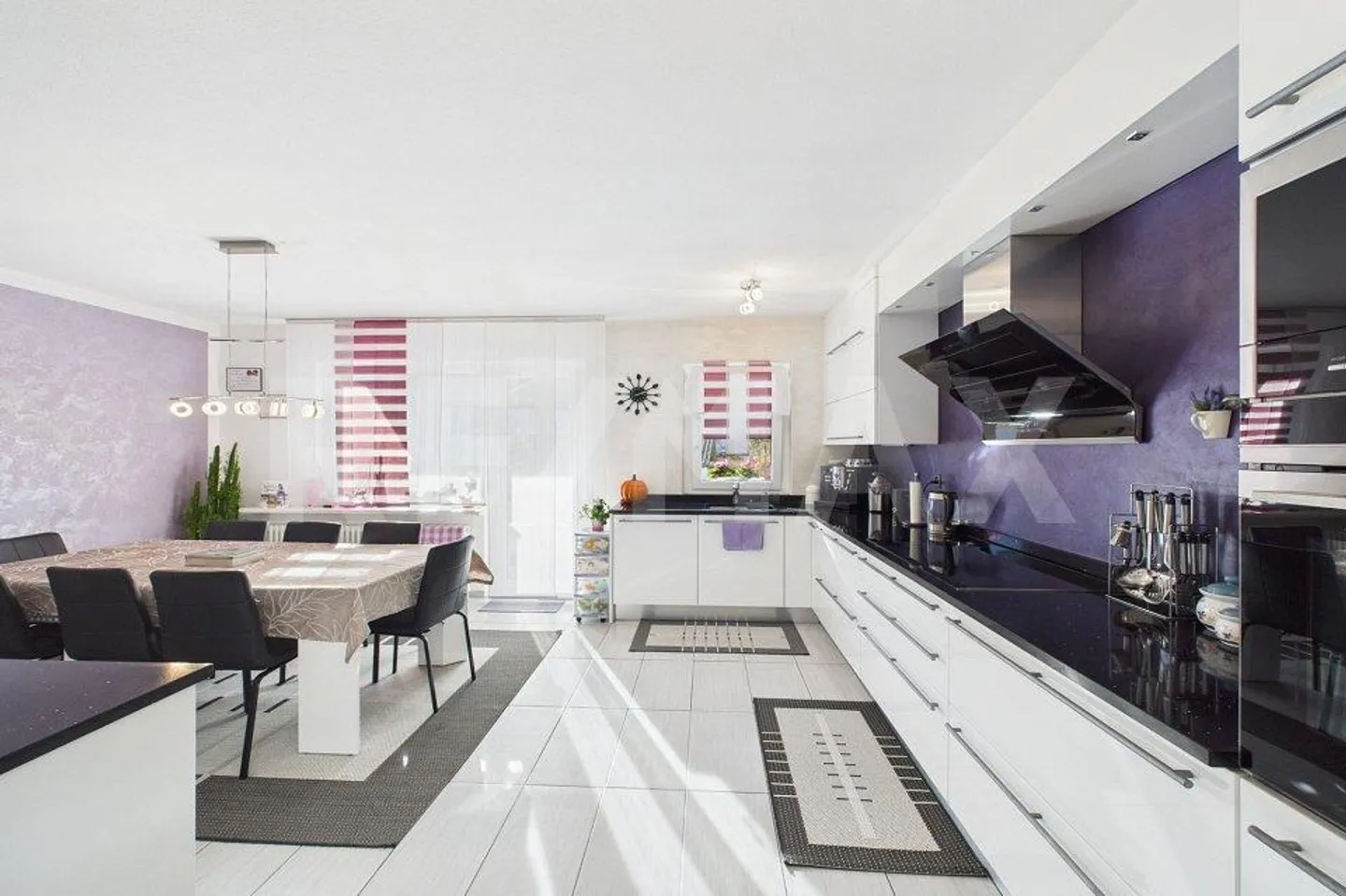 Maison bifamiliale entièrement rénovée et spacieuse avec grand espace extérieur - Photo 9 sur 13