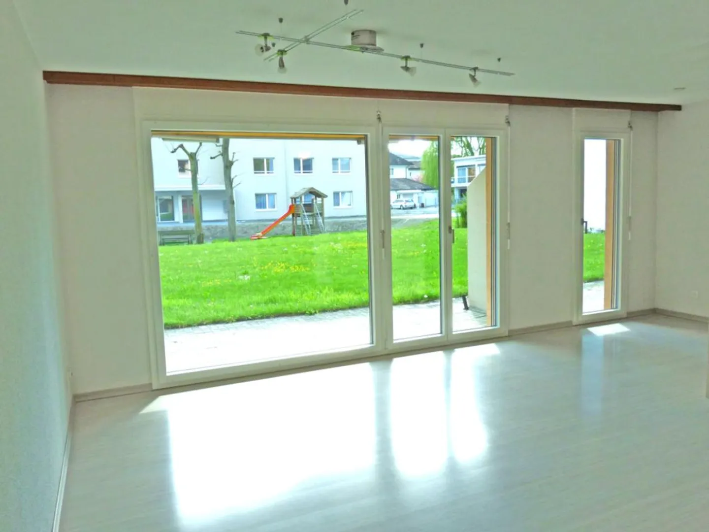 Appartement de petite taille très recherché avec espace de jardin - Photo 3 sur 9