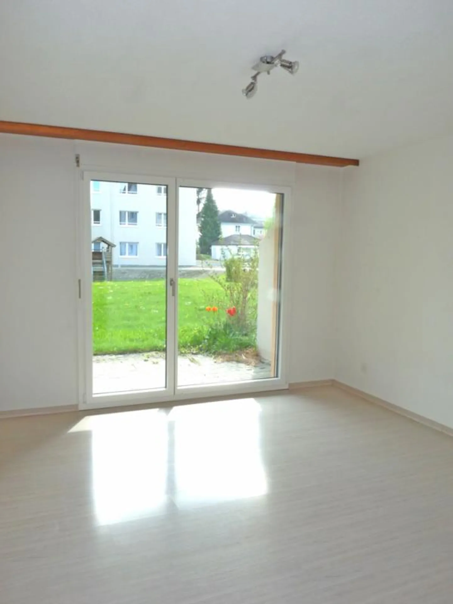 Appartement de petite taille très recherché avec espace de jardin - Photo 4 sur 9