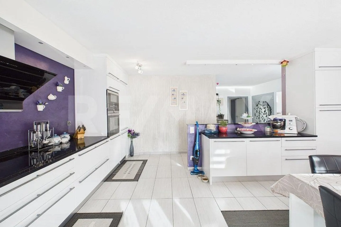 Maison bifamiliale entièrement rénovée et spacieuse avec grand espace extérieur - Photo 12 sur 13