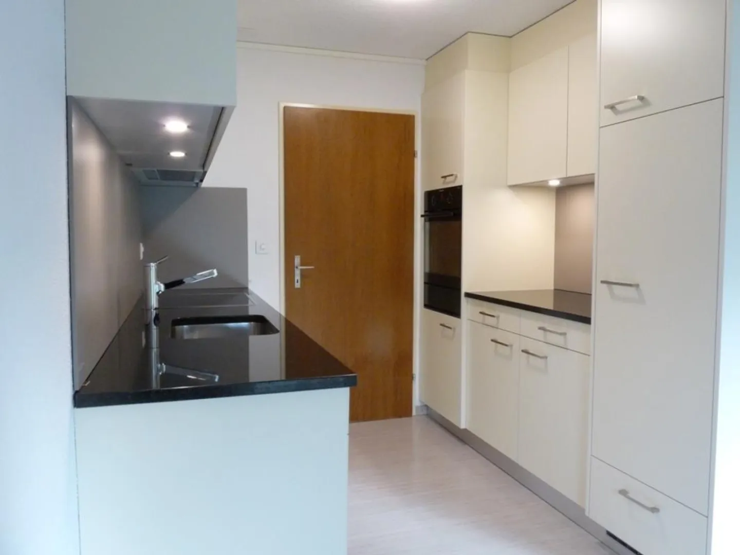 Appartement de petite taille très recherché avec espace de jardin - Photo 2 sur 9