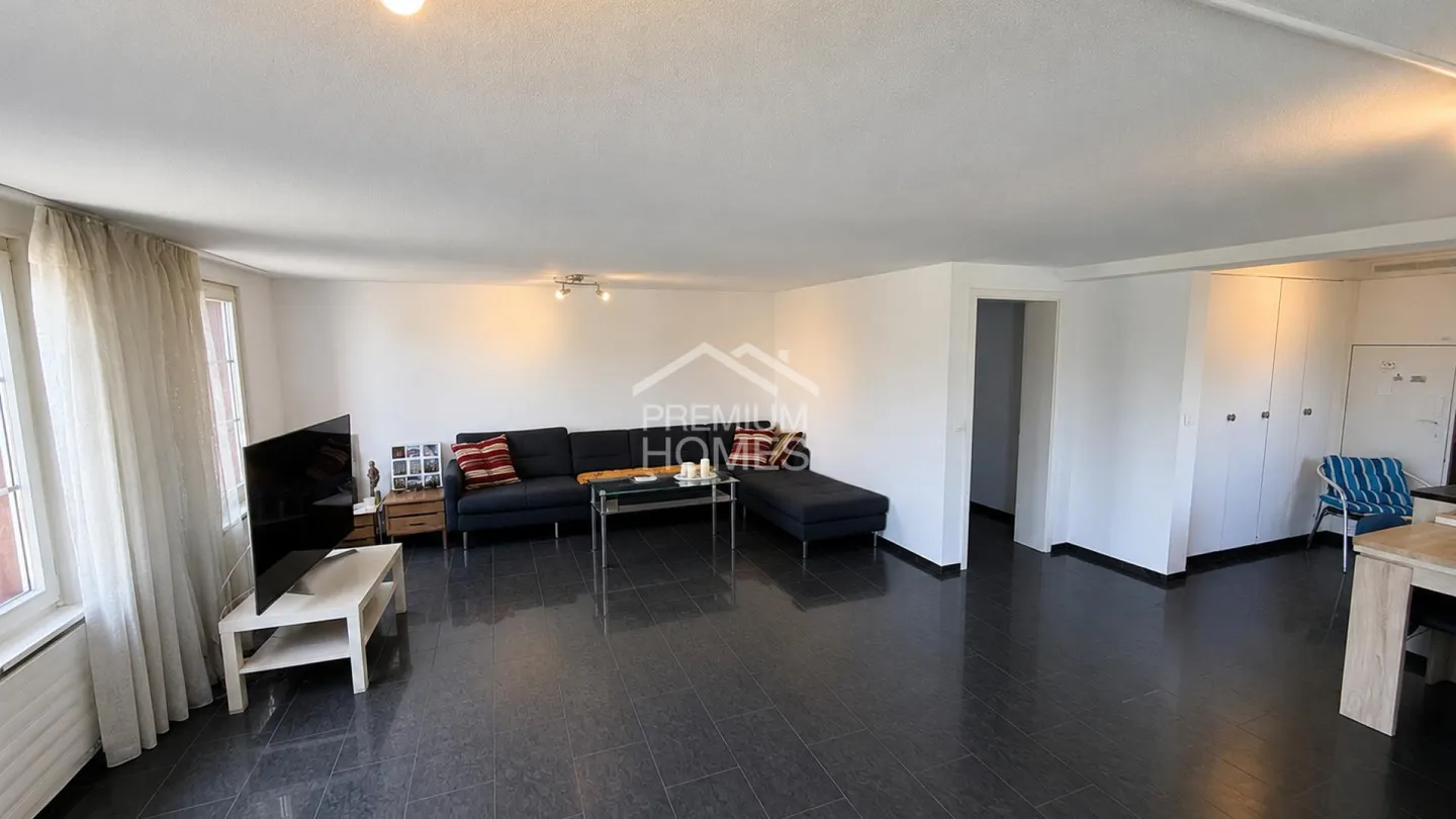 Stylish Apartment with Lake View - Photo 7 of 10