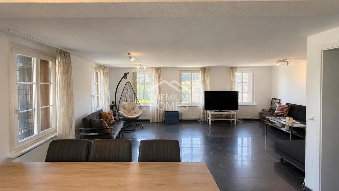 Stylish Apartment with Lake View - Photo 4 of 10