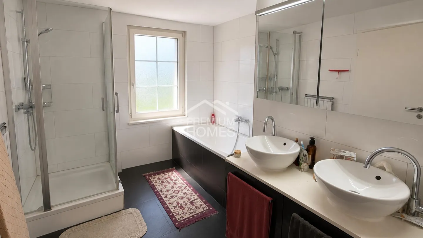 Stylish Apartment with Lake View - Photo 8 of 10