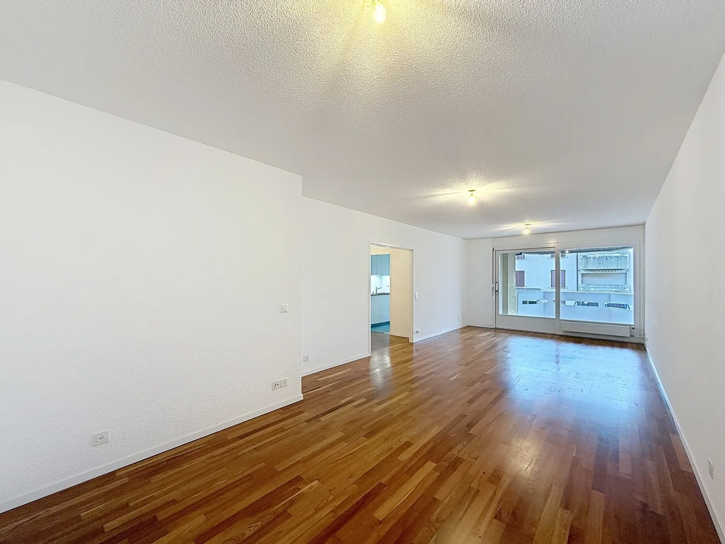 Charming 5-Room Apartment - Photo 2 of 8