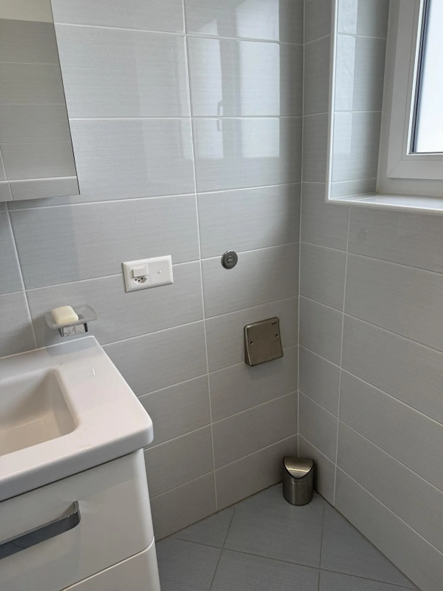 Appartement lumineux au dernier étage avec deux terrasses, vue dégagée et double parking, dans un quartier calme à quelques pas du lac - Photo 4 sur 28