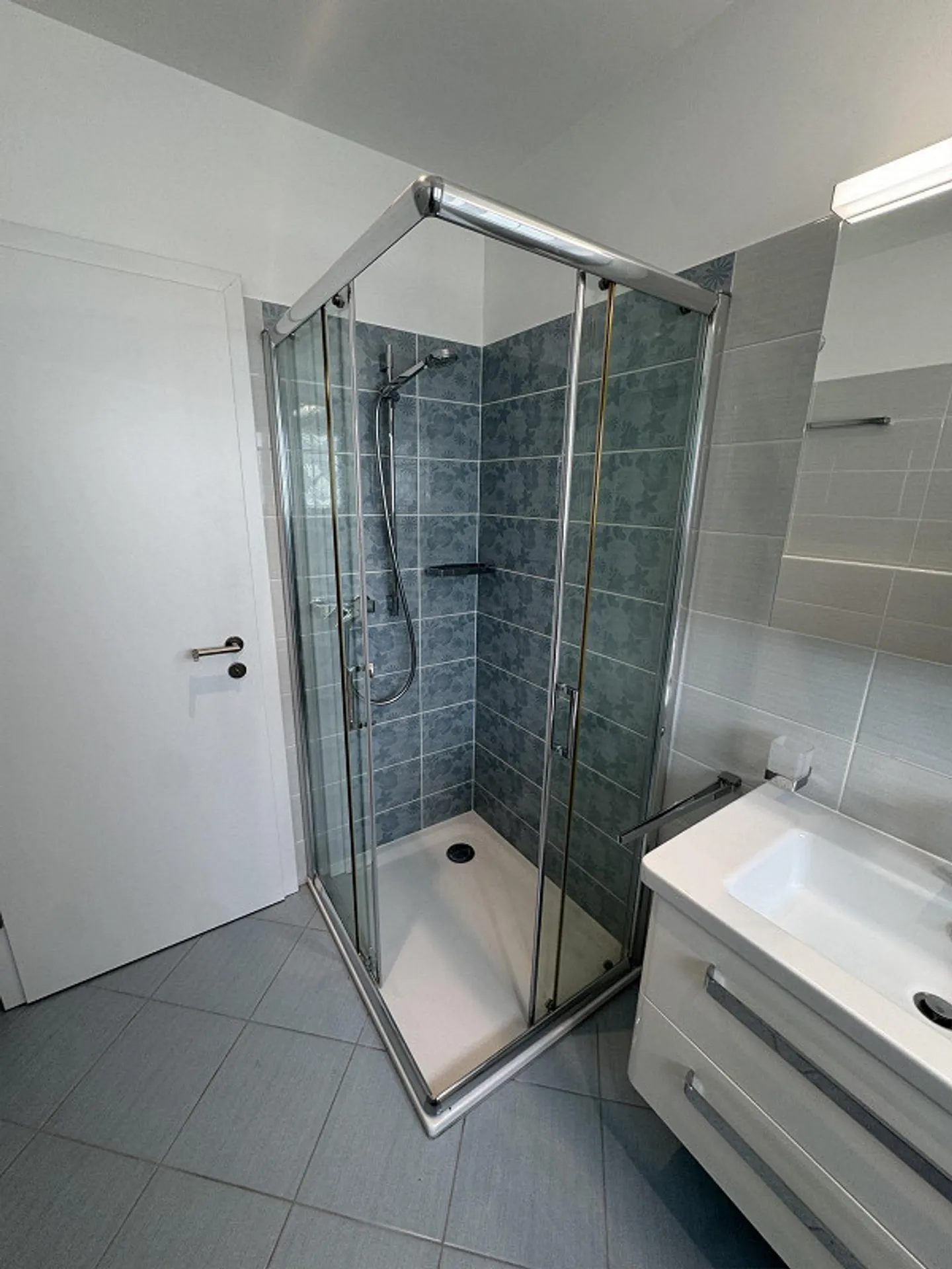 Appartement lumineux au dernier étage avec deux terrasses, vue dégagée et double parking, dans un quartier calme à quelques pas du lac - Photo 6 sur 28