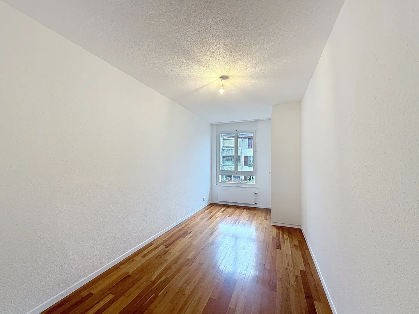 Charming 5-Room Apartment - Photo 4 of 8