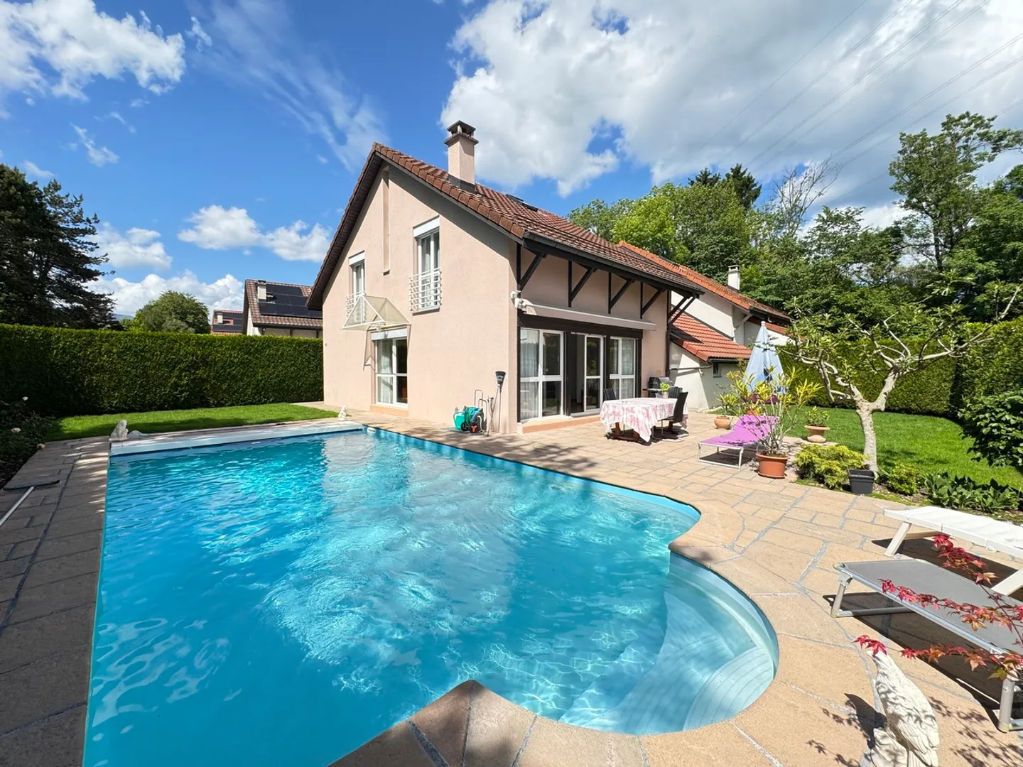 Incantevole casa familiare con giardino e piscina in una ricercata zona residenziale di Founex - Foto 1 di 4