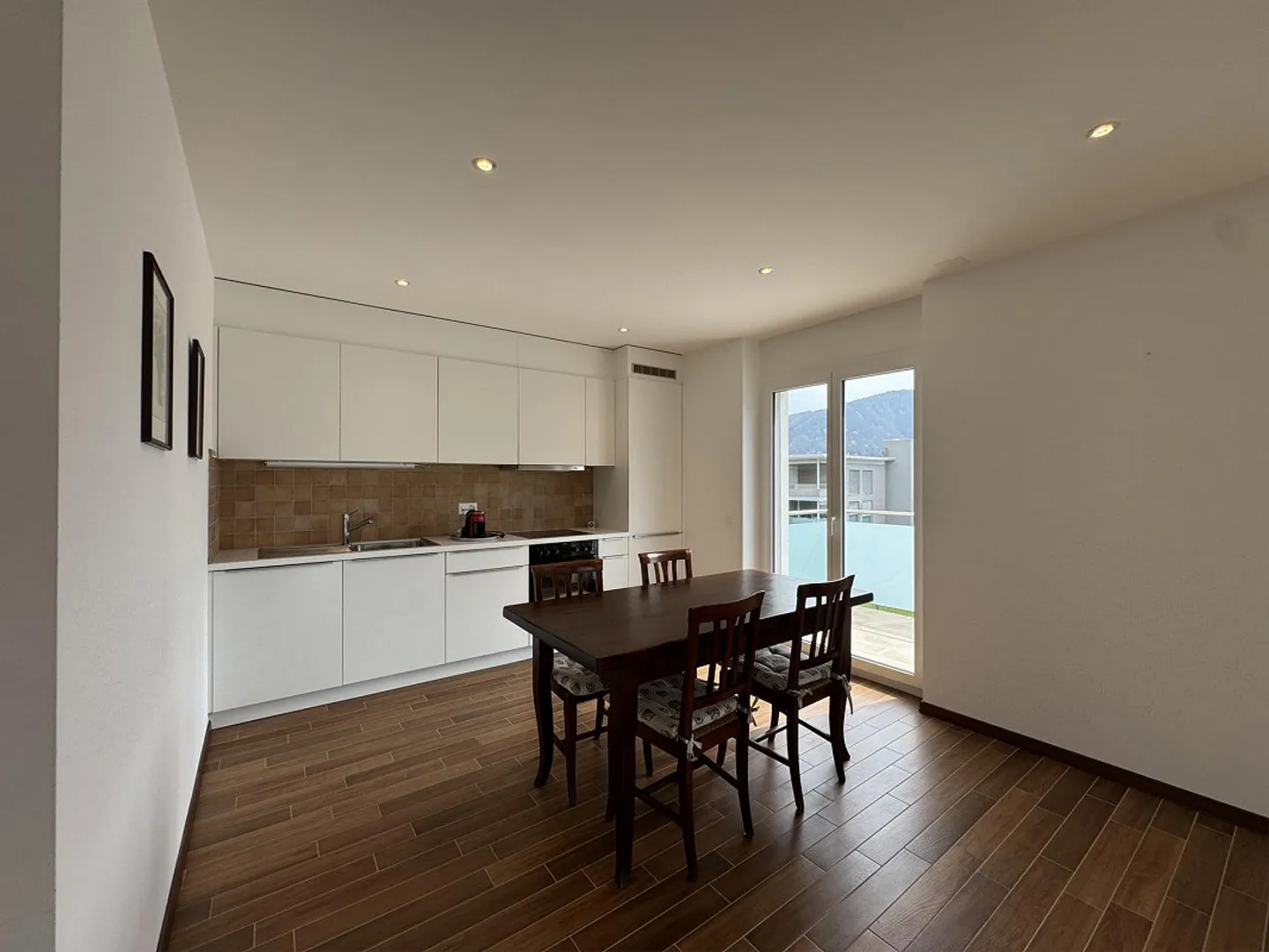 Appartement lumineux au dernier étage avec deux terrasses, vue dégagée et double parking, dans un quartier calme à quelques pas du lac - Photo 16 sur 28