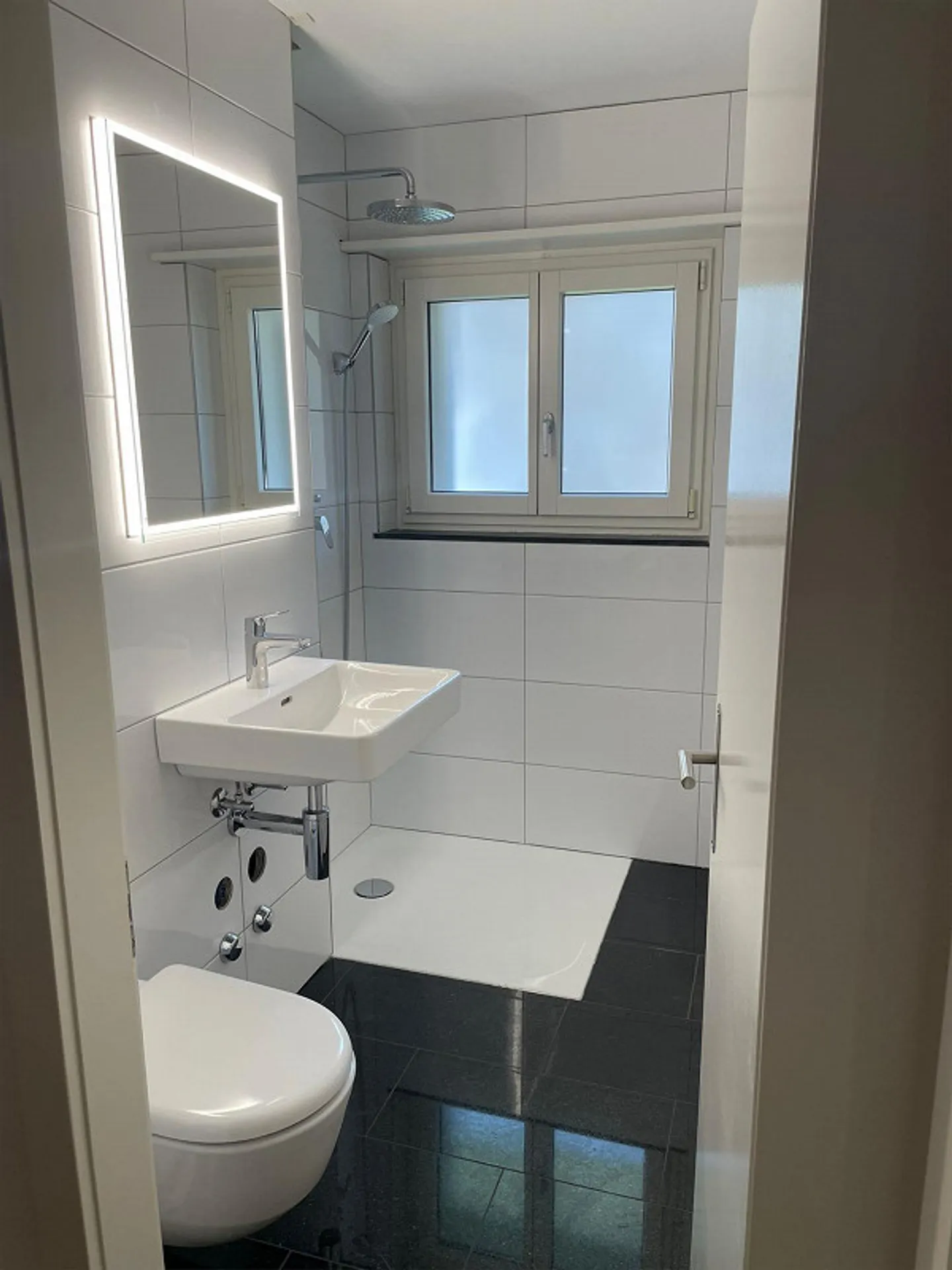 Beautiful 2.5 Room Apartment - First Rental After Renovation - Photo 7 of 8