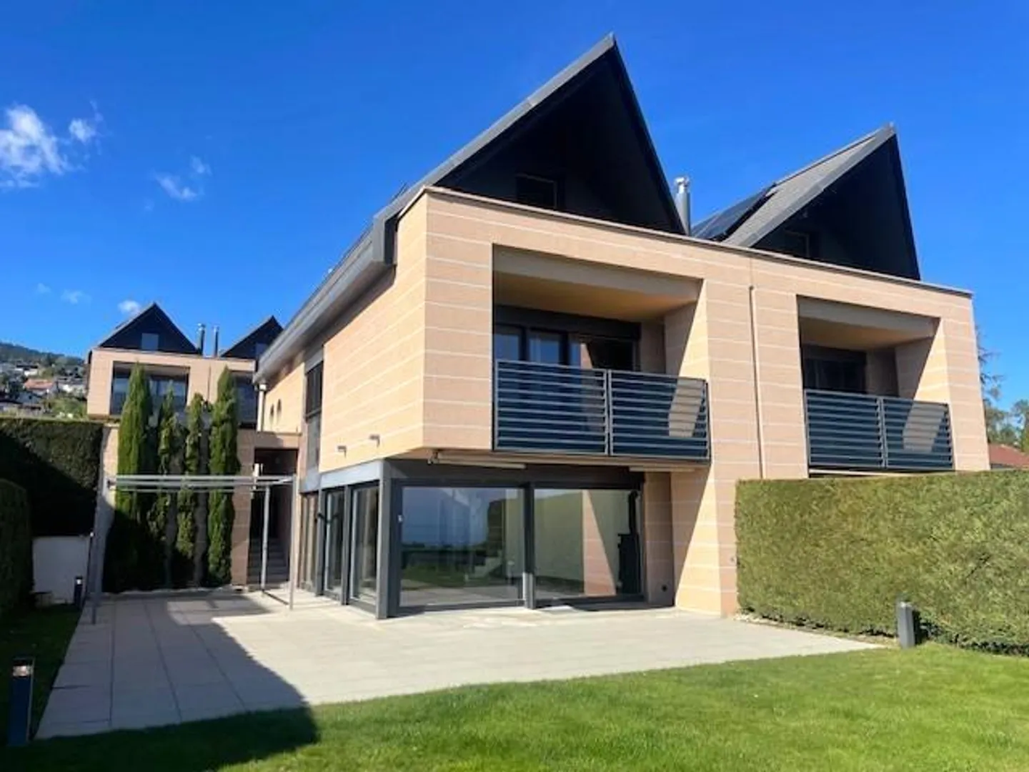 Villa bifamiliare di 4,5 locali con vista sul lago, sulle Alpi e sul Monte Bianco - Foto 1 di 9