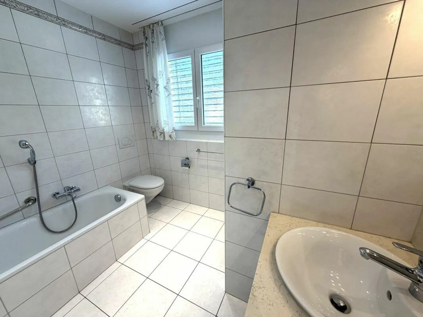 Minusio - Vendesi appartamento curato con grande balcone - Foto 11 von 11