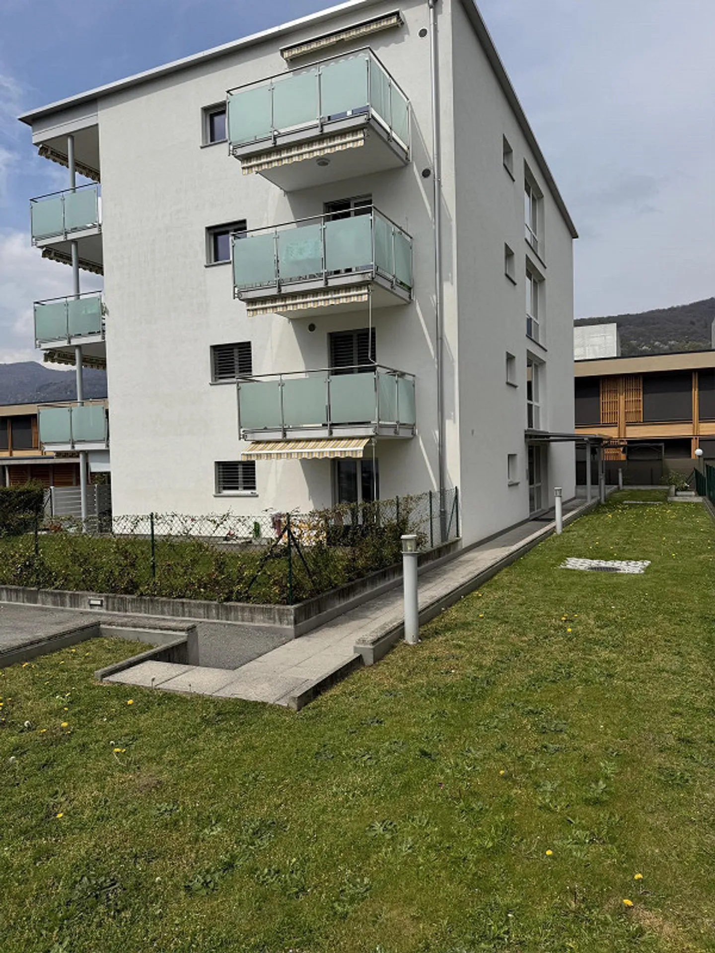Appartement lumineux au dernier étage avec deux terrasses, vue dégagée et double parking, dans un quartier calme à quelques pas du lac - Photo 27 sur 28