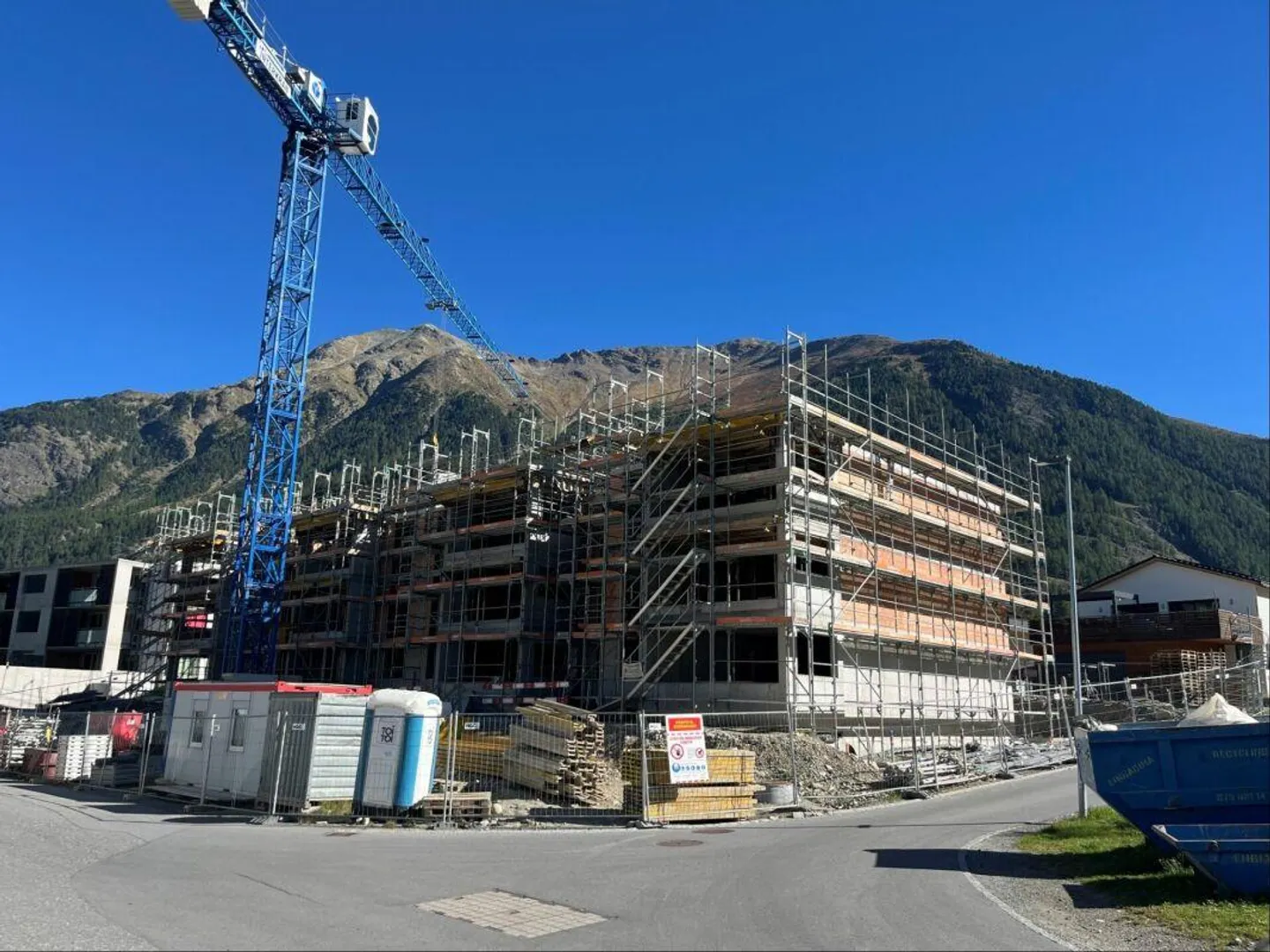 Spacious Living for the Whole Family in Zernez - Photo 2 of 10