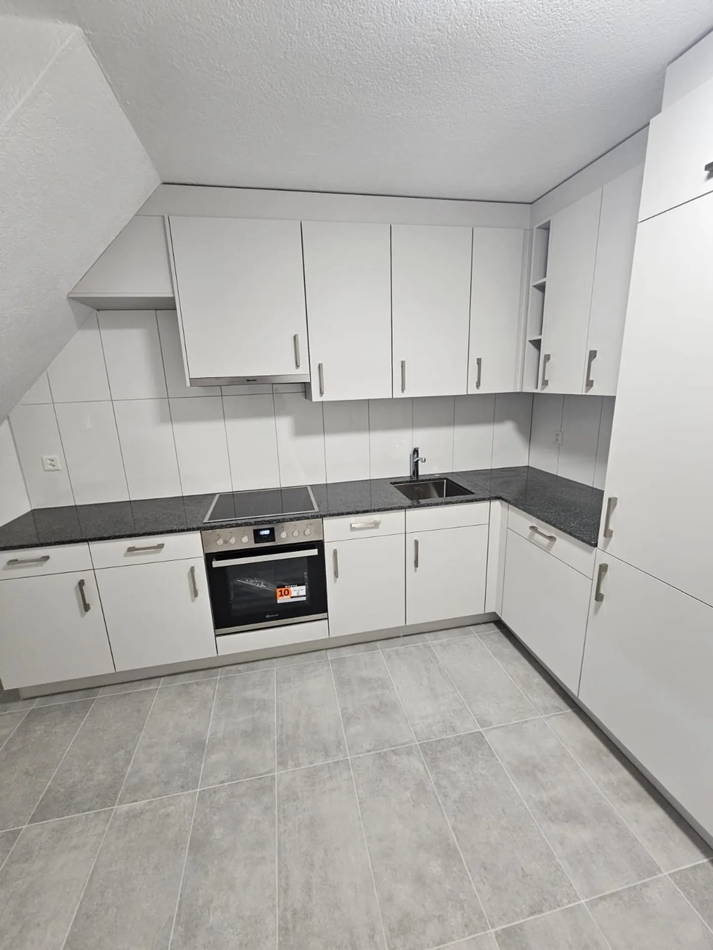 Appartement entièrement rénové, emplacement idéal - Photo 3 sur 7