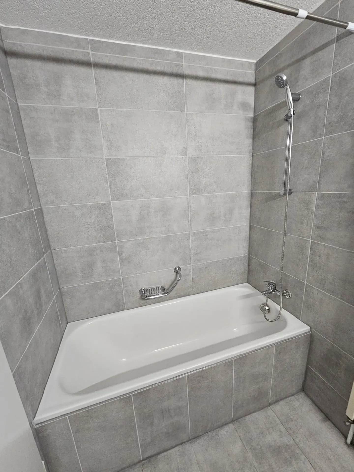 Appartement entièrement rénové, emplacement idéal - Photo 5 sur 7