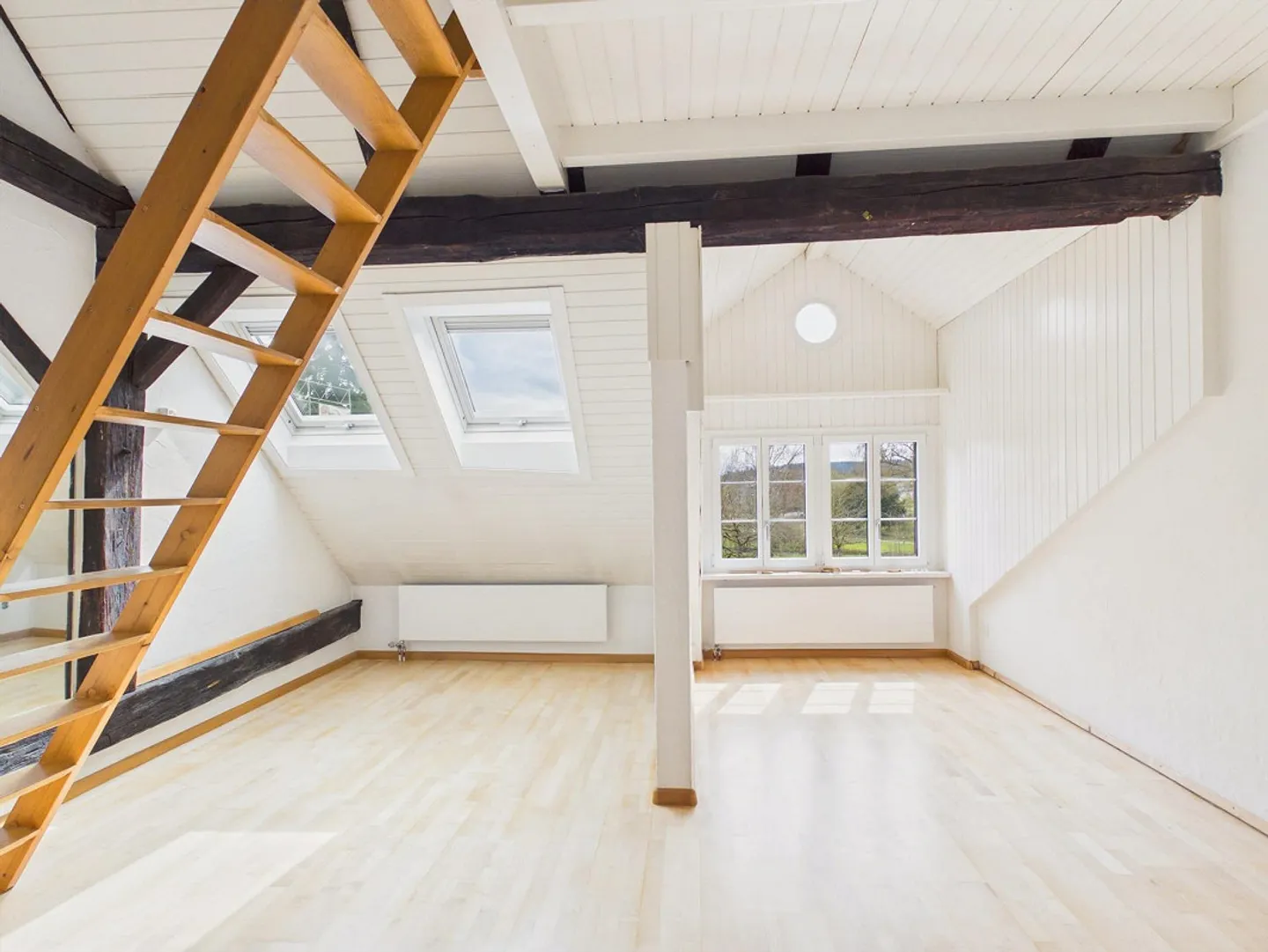 Charming 4.5-Room Townhouse in Historic Surroundings in Mönchaltorf - Photo 2 of 13