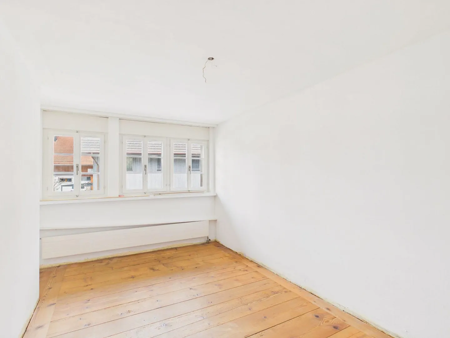 Charming 4.5-Room Townhouse in Historic Surroundings in Mönchaltorf - Photo 6 of 13