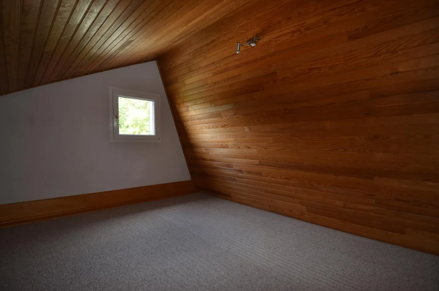 Attic 2 rooms - Photo 11 of 14